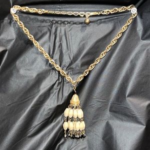 Unmarked 1960’s Vintage Trifari style necklace